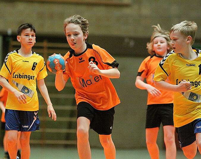 Kinder spielen Handball