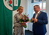 Bürgermeister übergibt Blumen an Giulia Gwinn