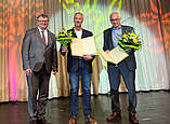 Oberbürgermeister Andreas Brand (links) überreichte den Sportehrenbrief 2021 an Manfred Köder (Mitte) und den Sportehrenbrief 2022 an Friedrich Stemmer (rechts). (Foto: Stadt Friedrichshafen)