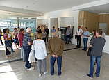Gruppe im Foyer des Sportbades hört gespannt zu