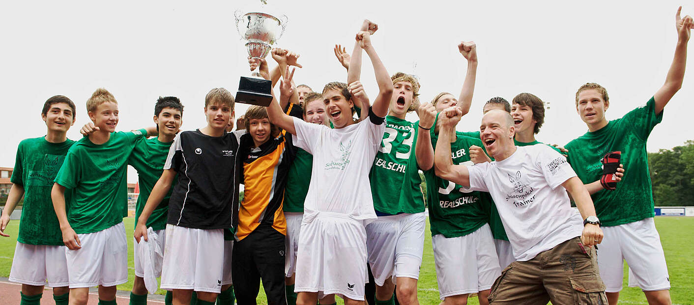 Siegerfußballmannschaft mit Pokal beim Seehasenfest