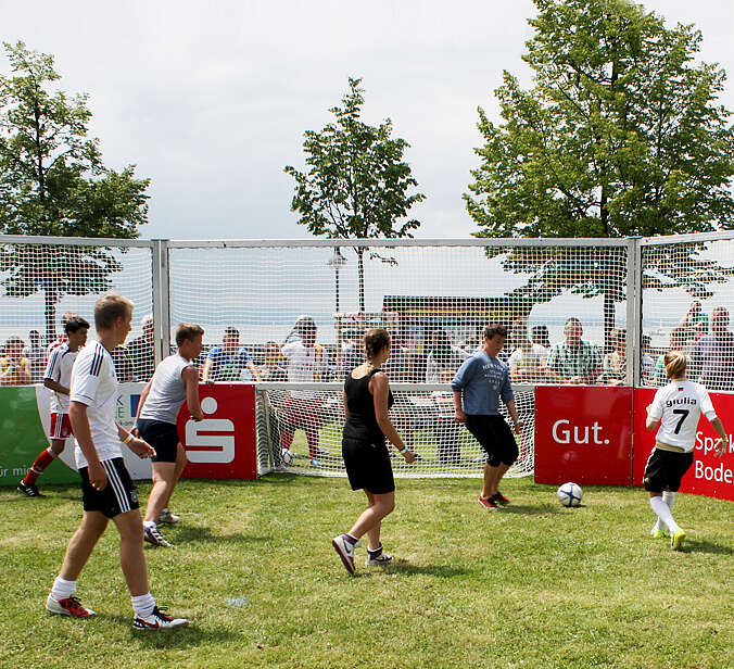 Sechs jugendliche Fußballspieler beim Käfigkick
