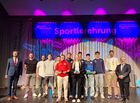 Gruppe von Sportlerinnen und Sportler auf der Bühne