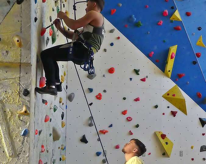 Zwei Männer an einer Kletterwand